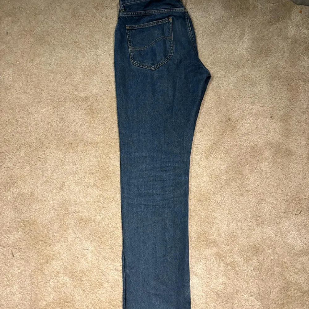 Tvärfeta Lee jeans i storlek 32/34. Tapered jeans och accepterad grish. Mycket bra kvalitet. Hör gärna av dig vid frågor och funderingar!. Jeans & Byxor.