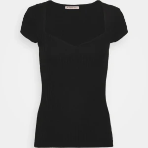 Fin svart top!⭐️❤️ - Säljer min jätte fina svarta top som är helt ny köpt, säljer då den inte kommit till användning!💕💕