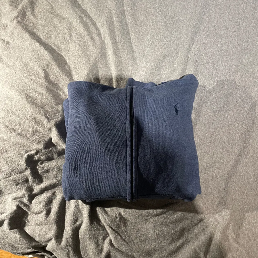 Ralph lauren hoodie storlek M  Den köptes för 1 månad sedan så bra skick. Kostar 1600 ny. Pris är inte hugget i sten. Hoodies.