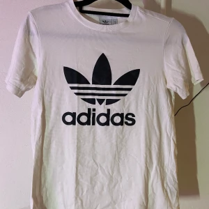 T-shirt adidas  - Nästan helt ny då jag bara använt den en gång. Inga fläckar och i fint skick. 