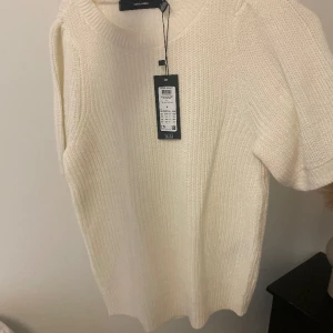 Stickad T-shirt  - Mycket fin stickad T-shirt som är för liten för mig aldrig använd💞