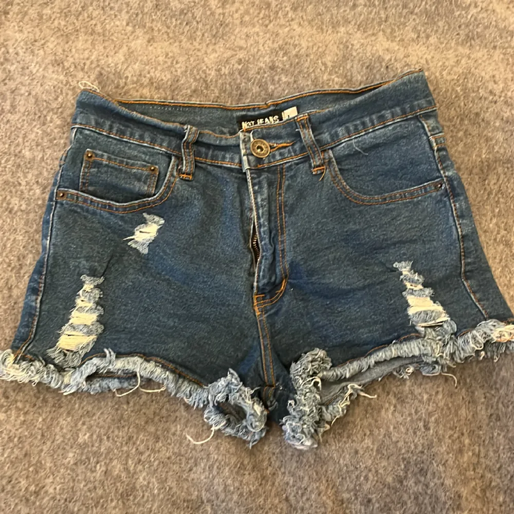 Jeansshorts från Thailand. Står att det är storlek L, men skulle mer säga S/M. . Shorts.