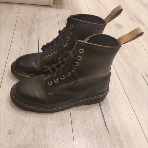 Dr Martens veganska - Veganska dr martens storlek 39 800kr, pris kan diskuteras då jag mest vill bli av med dom. Dom har inte använts särskild mycket då dom är för små för mig. 