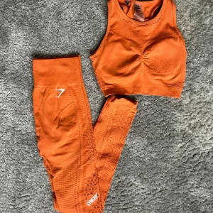 Träningset gymshark - Topp och tights från gymshark. Säljer båda tillsammans men är du intresserad av enbart en del så hör av dig. 