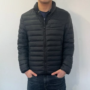 MASSIMO DUTTI - JACKA - Dunjacka från Massimo Dutti i storlek M - skick 9.5/10 - Nypris 1500 Vårt pris: 799 - Modellen på bilden är 183 