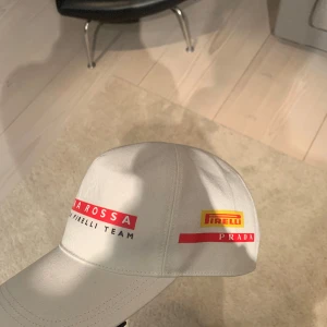 Prada pirelli  - Prada keps  Storlek one size dvs passar alla  Skick 9/10 använd 3 gånger  Pris 749kr 