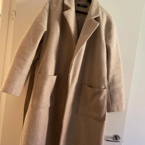 Beige Kappa Gina Trocot - Säljer min kappa då den ej kommer till användning så ofta