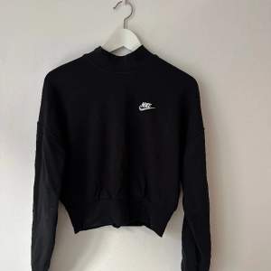 Jättefin Croppad svart sweater från Nike. Storlek S. Sparsamt använd. Hittar inget att anmärka på.  Material: 80% cotton, 20% polyester.  Djur- och rökfritt hem.