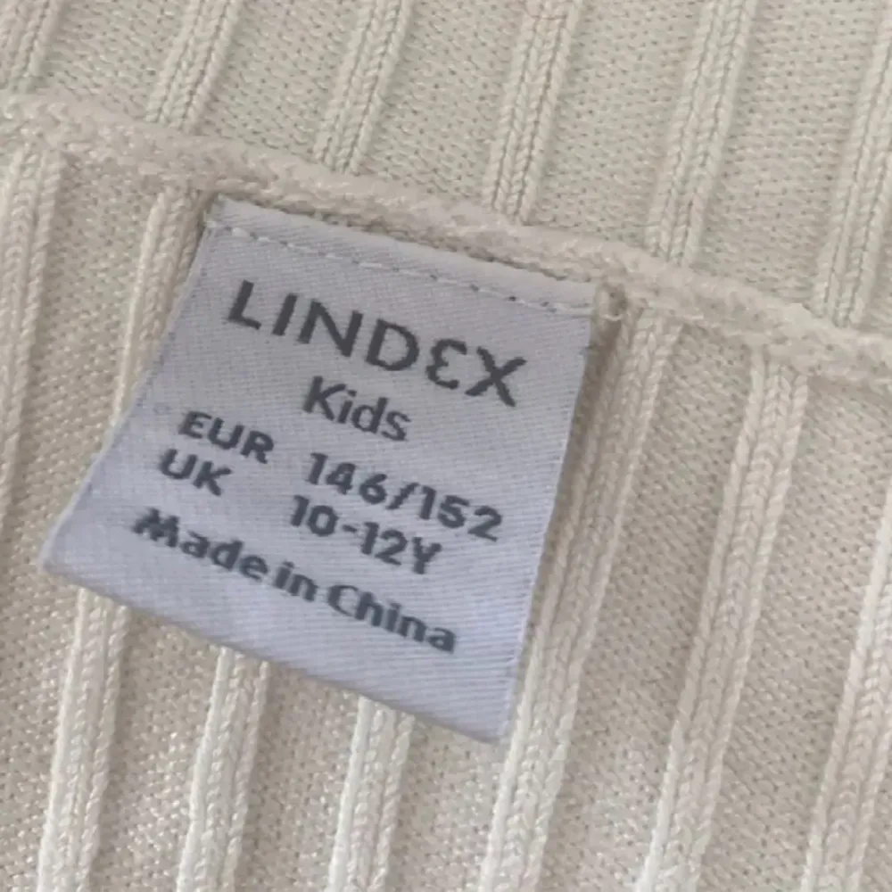 En vit zip tröja från Lindex barn avdelning men passar en xs. Mycket bra skick! 😊. Toppar.