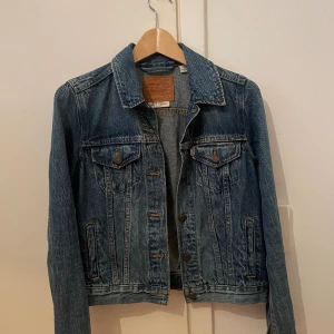 Jeansjacka Levi’s - En Levis jeansjacka i storlek S. Säljer för att jag har växt ut den. Jackan är i fint skick, inga defekter. 