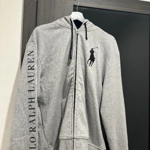 Ralph lauren zip up - En trendig Ralph lauren zip up som är extremt skön att ha på sig! Knappt haft på mig denna dvs inga defekter, Cond 10/10. 