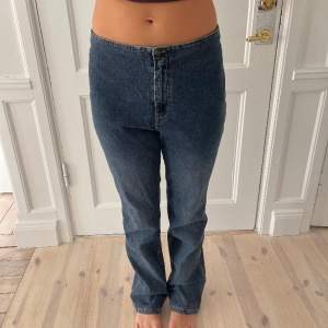 Ett par såå coola jeans med låg midja och utan fickor. I en mörkblå jeans färg! 💙💙