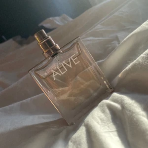 Hugo boss alive - 50 ml från början. Saknar tyvärr kork