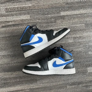 Nike Air Jordan mid - Jordans, använda fåtal gånger. Köptes för 2 399, säljs för 1 299. Storlek 36 1/2, funkar lika bra för 36or och 37or 💙