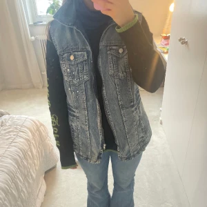 Cool jeansväst - Sååå cool jeansväst i nyskick 🥰! 
