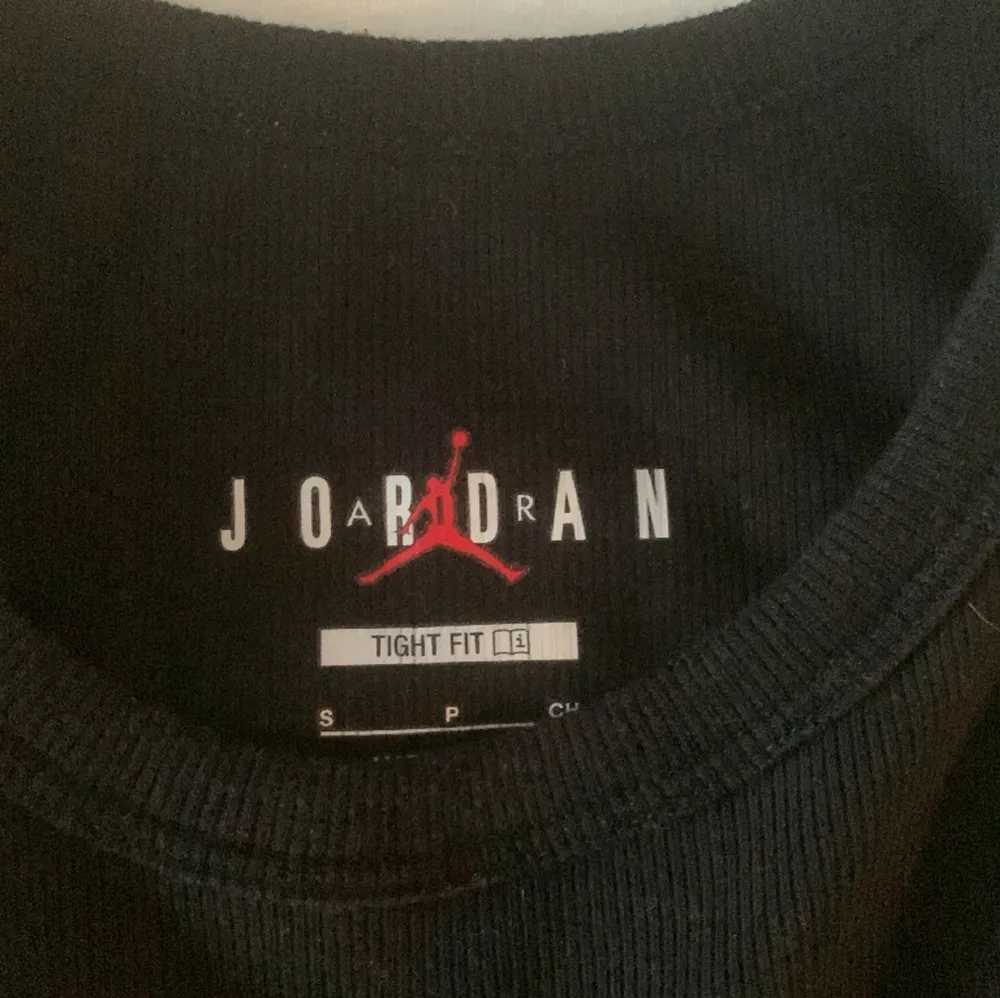 Svart linne i perfekt skick😊❤️ från märket Jordans. Toppar.