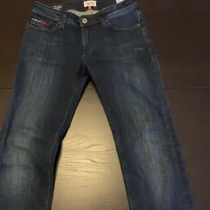 Det är tre par jeans.  Tommy Hilfiger stl W27 L34 Calvin klain stl W28 L34 Vanliga gråa stl 36 Alla för 250 eller en för 100  För mer bilder skriv. Alla heansen är i bra skick inga hål och sånt.