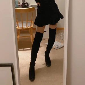 svarta thigh high boots - svarta thigh high boots från nelly! tjock klack så enkla och bekväma att gå i. velvet material! supersnygga 💖 ska flytta utomlands så ALLT måste bort innan APRIL, annars slängs det på tippen 🥲