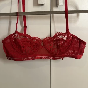Lounge spets-bh - Säljer min vackra, röda lounge bh då den har blivit för liten. Perfekt till alla hjärtans dag❣️