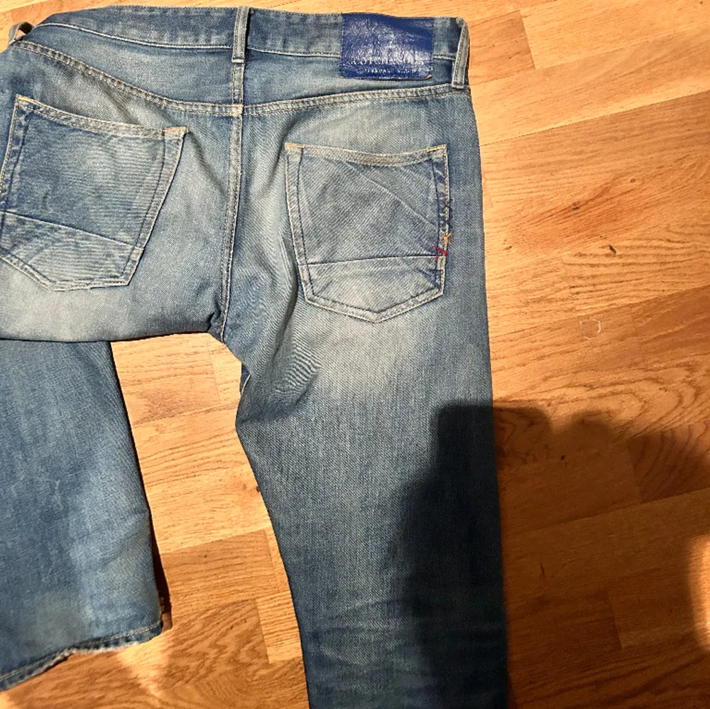 Tvär feta jeans ifrån scotch & soda, modellen är 184 cm och väger 68kg, storleken är 31/32, nypris runt 1,2 k. Tveka inte att skriva vid frågor💃🏻🤩. Jeans & Byxor.