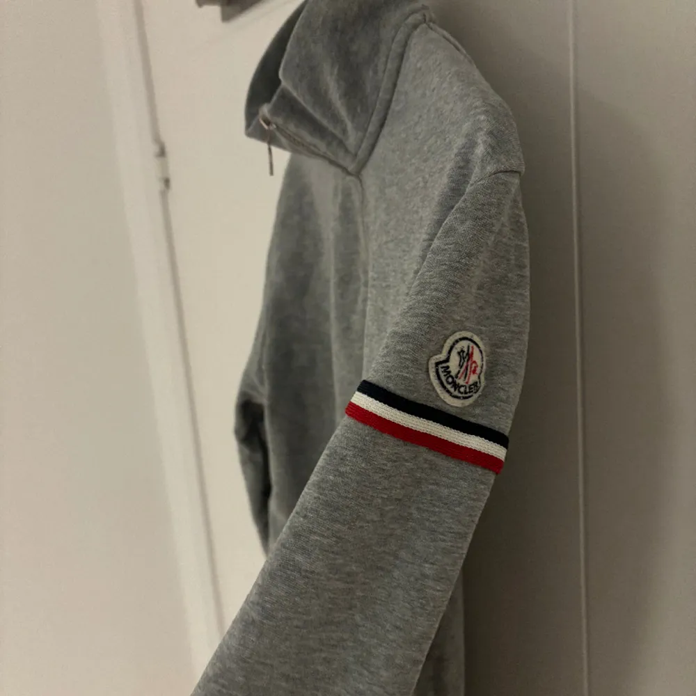 Äkta Moncler storlek Xl, liten i storleken så passar en normal m/l. Tröjor & Koftor.