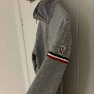 Moncler cardigan - Äkta Moncler storlek Xl, liten i storleken så passar en normal m/l