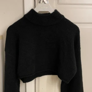 Stickad topp - Mag-kort tröja från monki. Super mjuk.