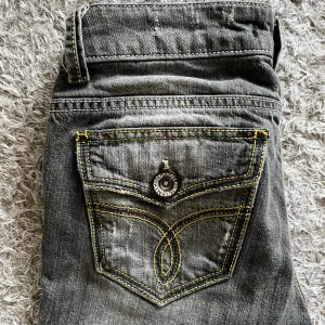 Jeans - Säljer dom här jätte snygga lågmidjade jeansen då dom inte passar mig o aldrig används. Köpte här på Plick för 320 kr men säljer för 250 kr. Gylfen e sönder (därav priset)!! Kp för fler bilder🤗