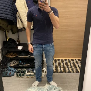 Ralph lauren piké - Supersnygg Ralph lauren piké nu till sommaren. Endast ett pytte litet hål vid lappen (3,e bilden). Annars superfin och sparsamt använd. Det står M  men skulle säga S. Pris går att diskuteras vid snabb affär. Såklart äkta.