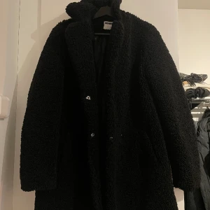 Svart Teddy Jacka - Använd, saknas en knapp