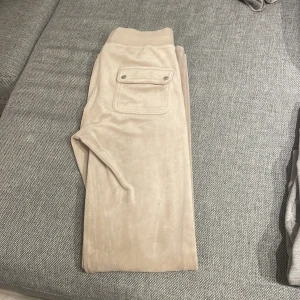 Juicy byxor  - Helt nya endast använda 2 ggr fint skick inga defekter eller skador xxs men passar större strlk 