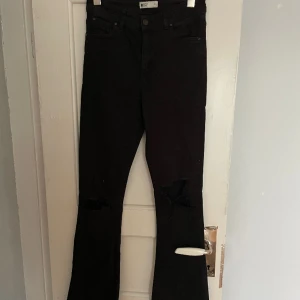 Jeans - Jag säljer dessa utsvängda jeansen med hål på knäna, jag älskar dom verkligen men tyvärr kommer de inte till min användning längre. ❤️