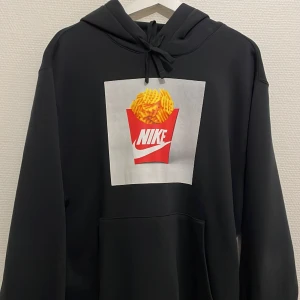 Nike hoodie / huvtröja  - Storlek: L. Nypris: 749kr. 