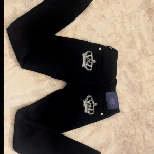 Victoria Beckham jeans - Svarta jeans från Victoria Beckham. Ordinarie pris runt 1800.de är trasig i gylfen och jag har inte haft orken att fixa den så derför säljer jag dom annars är de inget fel med dom har använt dom några gånger men dom är i bra skick😊