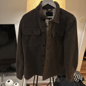 Stickad overshirt - En mer vintrig overshirt från Lager157. Storlek L. True to size. Håller värmen bra och man kan ha den som jacka! Använd 1 gång. Köpt för 2 månader sen. Inga skador eller fläckar! 🔥