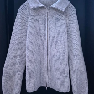 Zip tröja  - Säljer nu denna helt oanvända zip tröjan, i stolek S, inga fläckar eller hål🤍säljer för 210kr+frakt🤍kom privat för mer, färgen ljus grå 