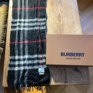 burberry scarf i nyskick. Den är inte använd ute någon gång