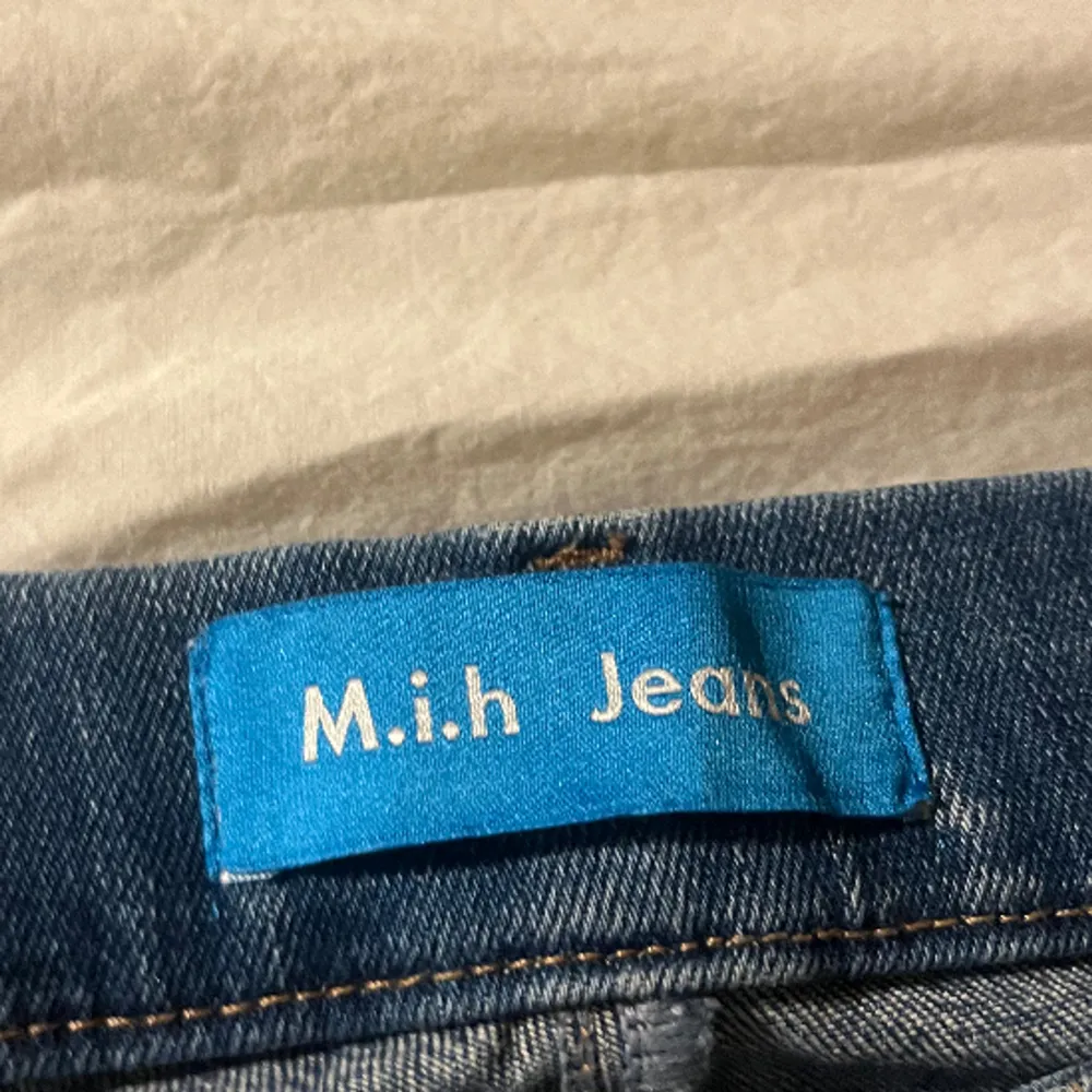 Ett par m.i.h jeans. Nypris: 2299 kr. Lite långa på mig som är 1,68.  Säljer pågrund av att jag inte får användning av dem. . Jeans & Byxor.