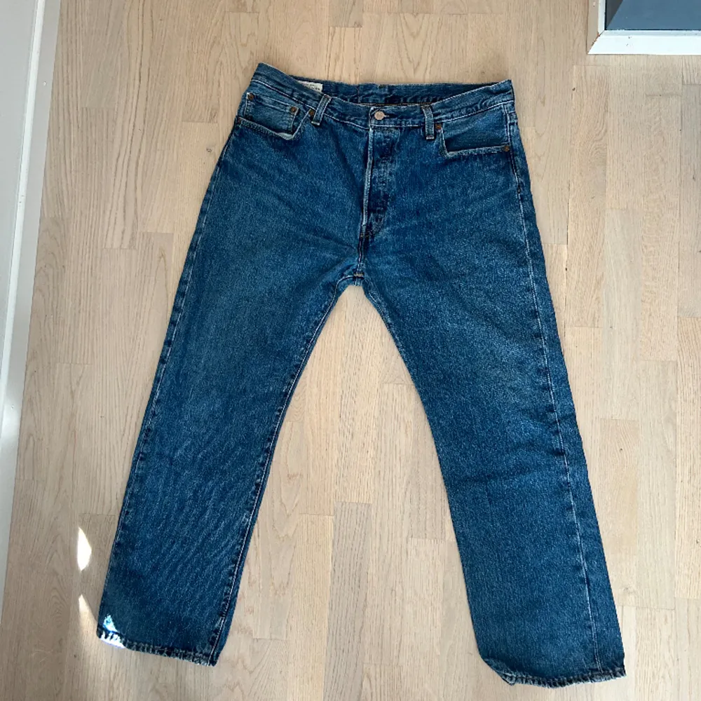 Jättesnygga Levis 501 premium jeans. De är köpta second hand och är i ett jättefint skick, de passar både män och kvinnor i storlek W36 L30. Jeans & Byxor.