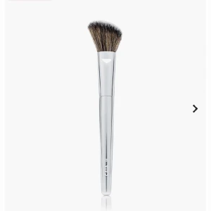 Caia F06 borste - Säljer denna borste från CAIA, F06. Slutsåld, inte använd. Köpte fel så har inte öppnat eller använt den så helt ny ❤️