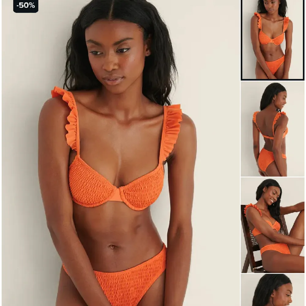 Orange bikini överdel från NA-KD med volang. Helt oanvänd med prislapp kvar. Säljer pga köpte fel storlek. Storlek 75A. Org pris 249kr, nytt pris 125kr. Övrigt.