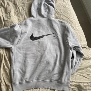 Nike hoodie - Ritkigt snygg nike hoodie i blå/lavendel färg. Stor swoosh bak. Mycket bra skick