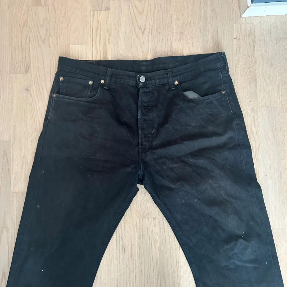 Säljer ett par snygga svarta Levis 501. De har några fläckar men utöver det så är de i bra skick. De passar till både män och kvinnor och är i storlek W38 L32. Jeans & Byxor.