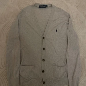 Ralph Lauren kofta - Säljer nu denna super snygga och trendiga koftan från Ralph Lauren! Koftan är storlek L och i super bra skick utan några defekter. Hör gärna av dig vid frågor eller funderingar😃