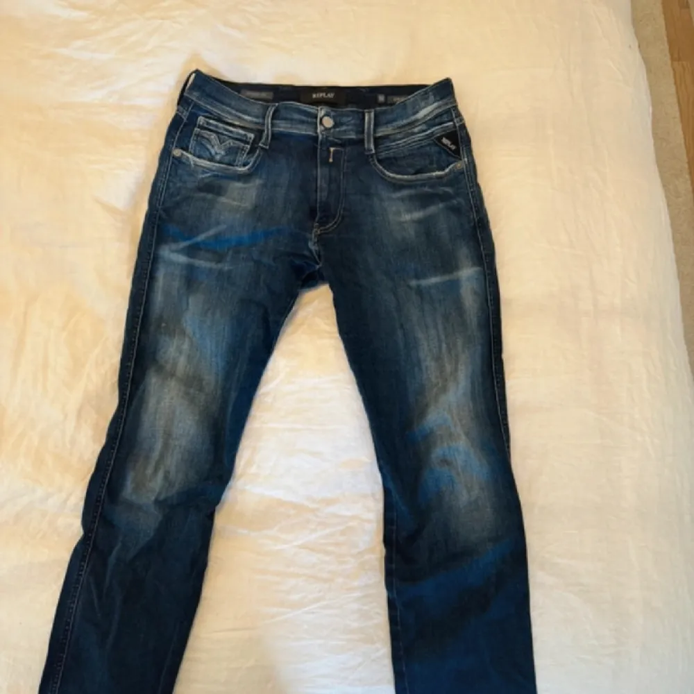 Säljer ett par feta replay anbass hyperflex jeans! Använda nån gång men i ett skit bra skick! 9/10 skick!. Jeans & Byxor.