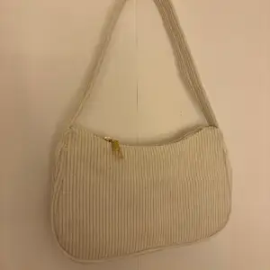 Fin och unik väska i manchestertyg🤍 säljer pga. behöver rensa bland mina väskor💞