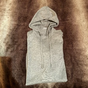 Kashmir - Säljer nu en kashmir hoodie som inte används så mycket. Skick 8,5/10 så väldigt bra. Säljer för endast 549kr. Skriv vid frågor eller liknande så löser vi något!
