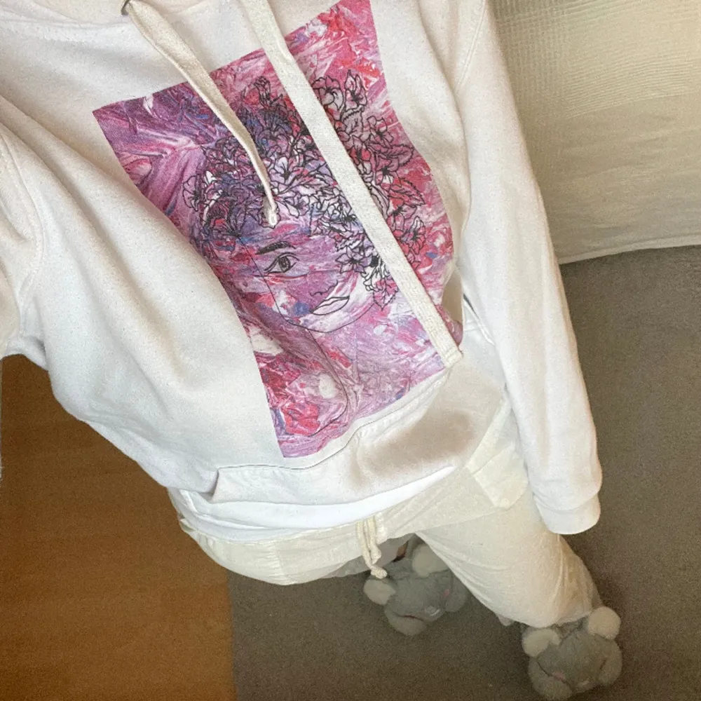 The cool elephant hoodie i storlek S. Bra skick och inte använda särskilt mycket! . Hoodies.