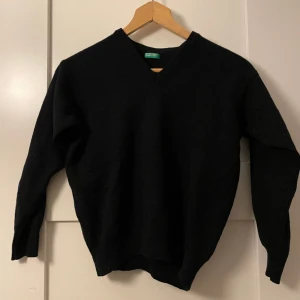 Stickad tröja från Benetton - Svart stickad tröja från Benetton