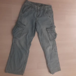 Baggy jeans - Jeans från hm i lös pasform i storlek 38/M Använda några få gånger ingen fläck på.